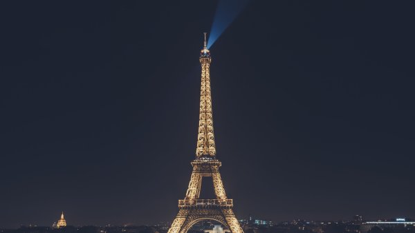 Обои на рабочий стол Париж Эйфелева башня ночью