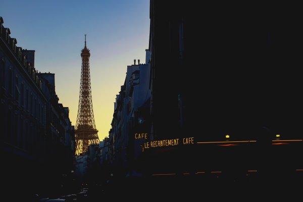 Париж, вечер кафе башня