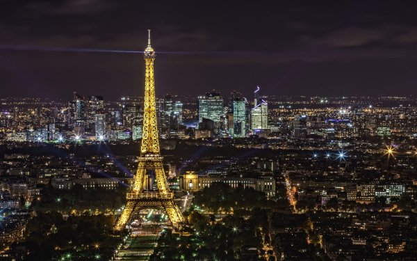 Эйфелева башня в Париже -столице Франции