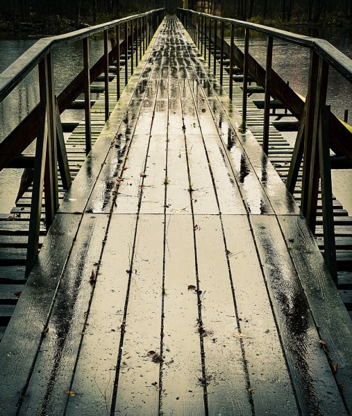 Мост под дождем