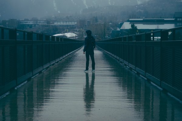 Человек на мосту