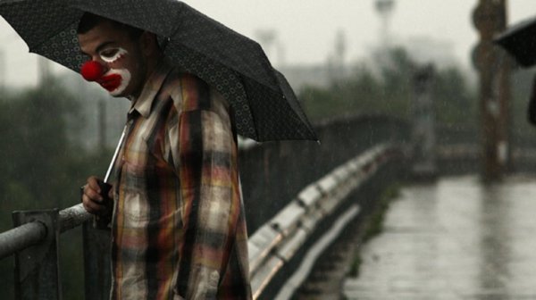 Грустный клоун под дождем