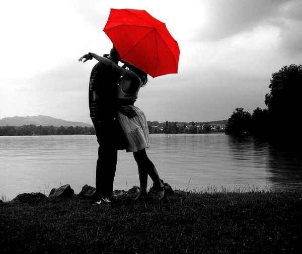 Черно белое с красным зонтом