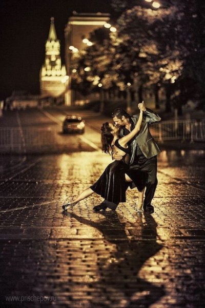 Пара танцует на улице