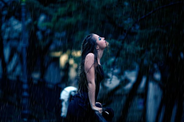 Одинокая девушка под дождем
