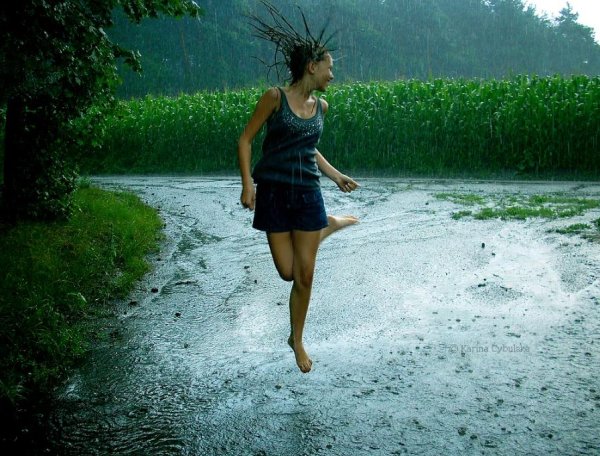 Девушка под дождем