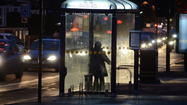 Автобусная остановка дождь