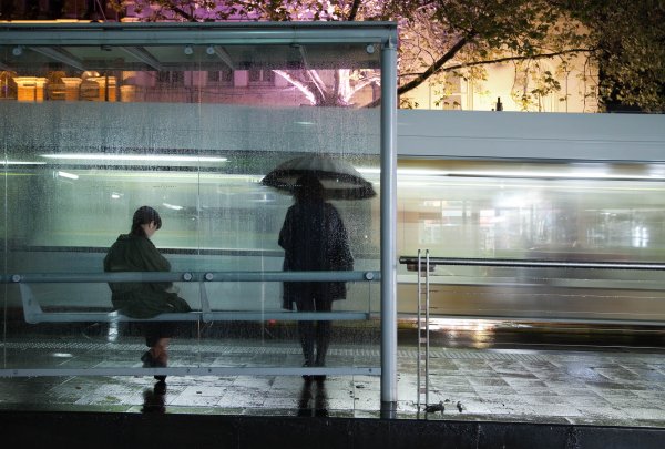 Парень на автобусной остановке