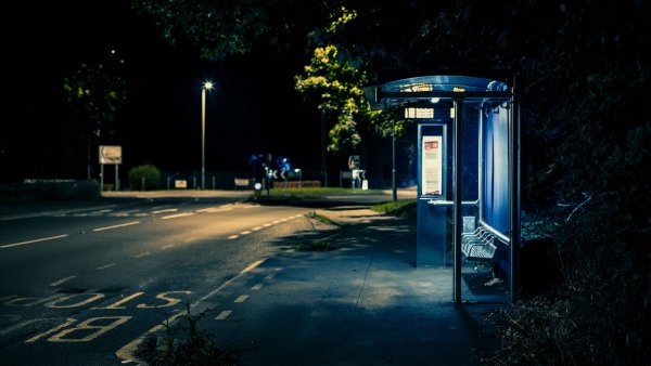 Ночная автобусная остановка