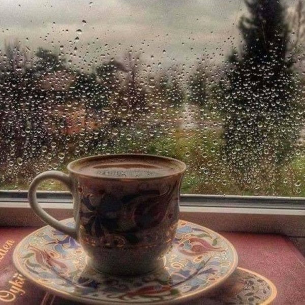 Чашка кофе и дождь за окном