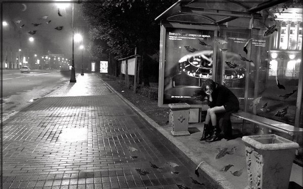 Парень на автобусной остановке