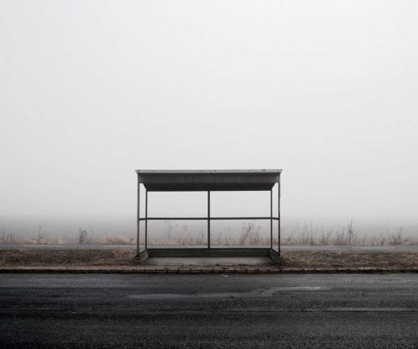 Автобусная остановка в поле