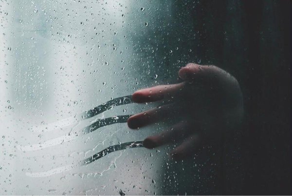 Ладонь на мокром стекле