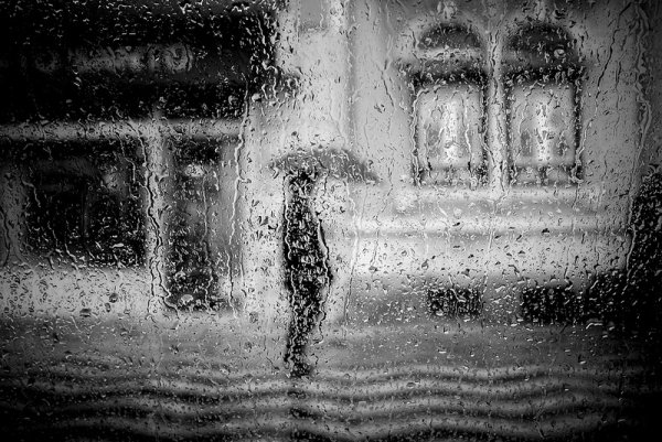 Темное окно дождь