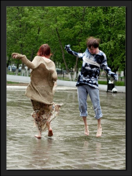 Прогулка под дождем с друзьями