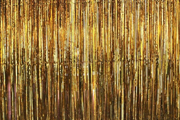 Стена из золотого дождика