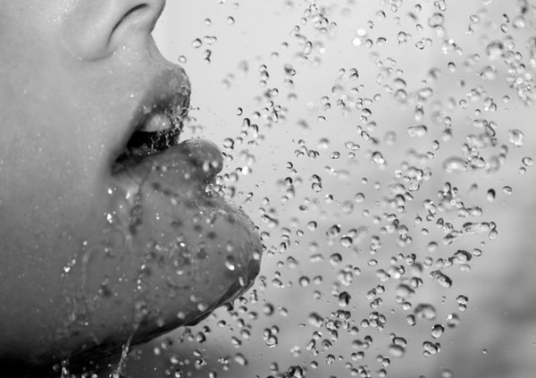 Капли воды на лице