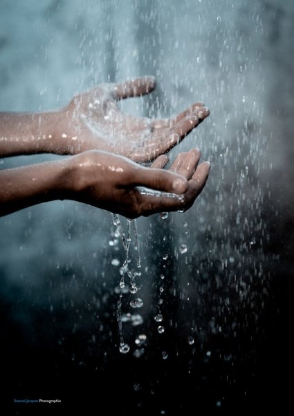 Вода в руках