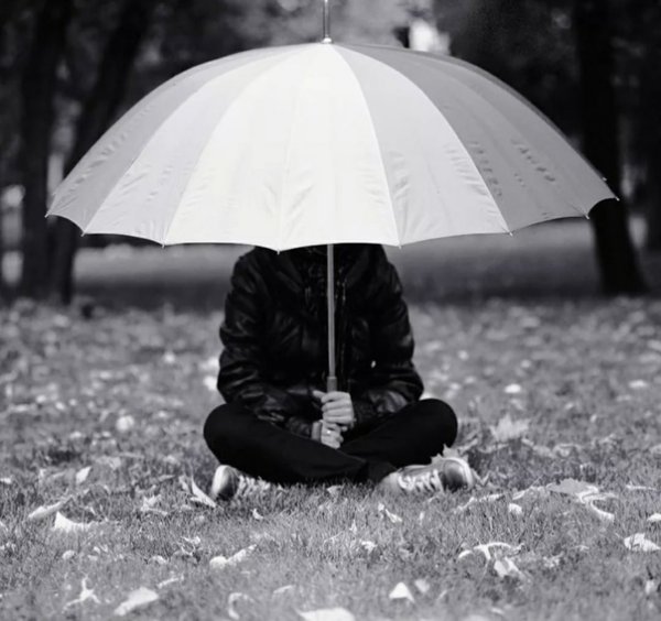 Девушка с белым зонтом