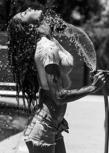 Красивая девушка под дождем