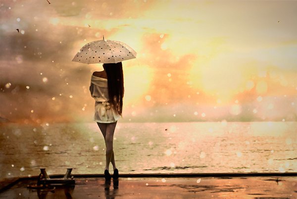 Девушка с зонтиком со спины