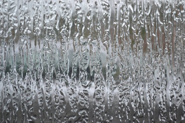 Струи дождя на стекле