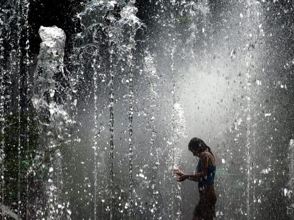 Девушка Танцующая под дождем