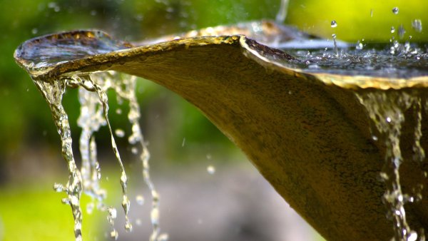 Кувшин с льющейся водой