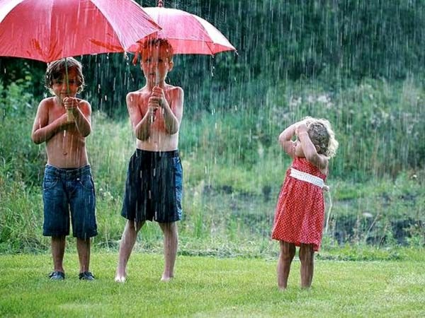 Дети под дождиком