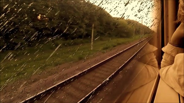 Окно поезда дождь