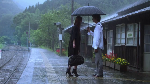 Девушка на вокзале под дождем