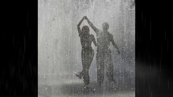 Gif двое танцуют под дождем