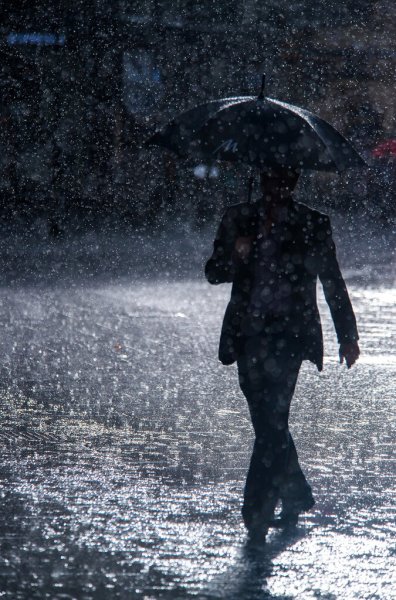 Человек под дождем