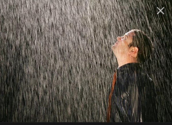 Человек под дождем