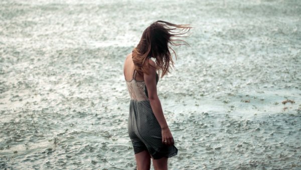 Девушка под дождем