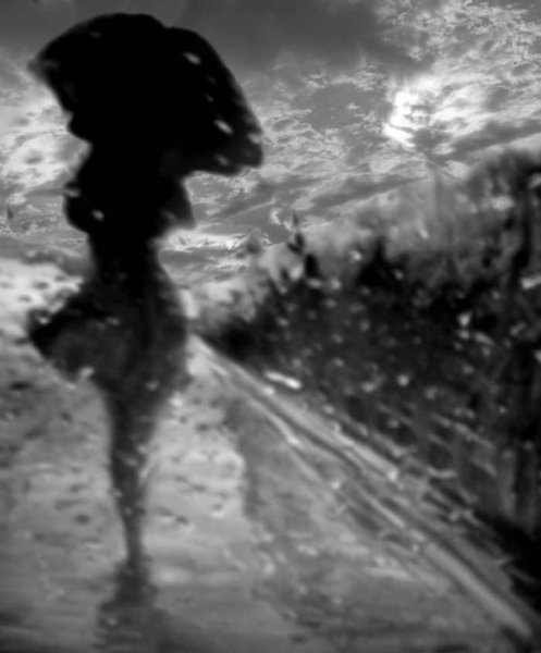 Девушка под дождем черно белое