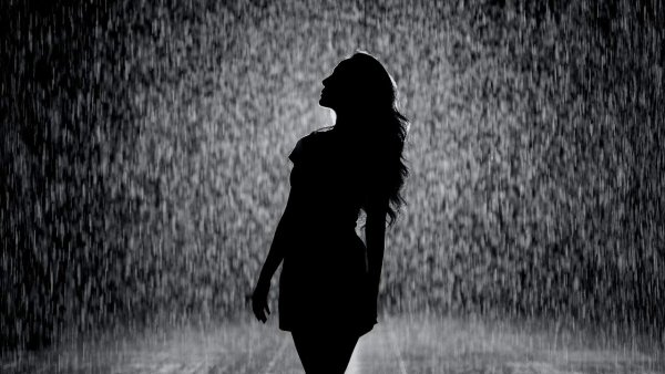 Девушка под дождем тень