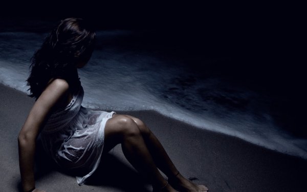 Красивая девушка в темноте