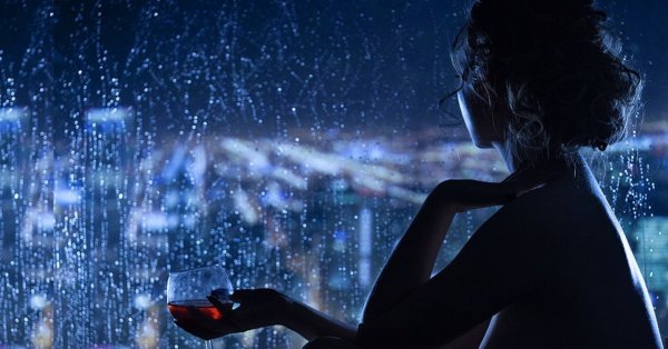 Девушка под дождем ночью