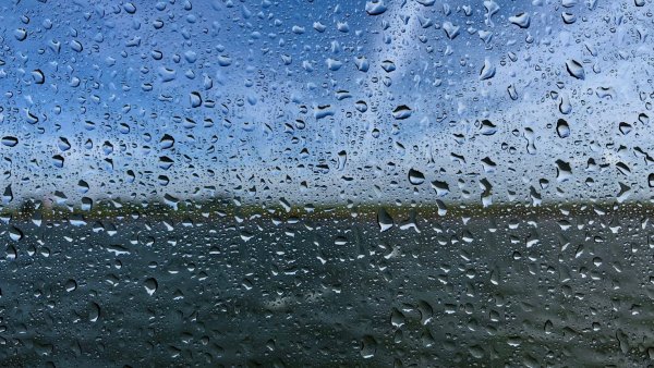 Капли на стекле