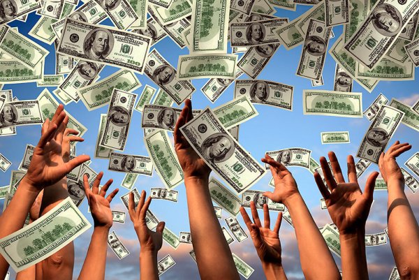 Деньги падают на человека
