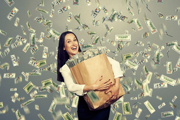 Женщина с кучей денег