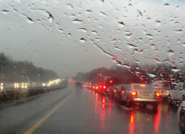 Сильный дождь на дороге