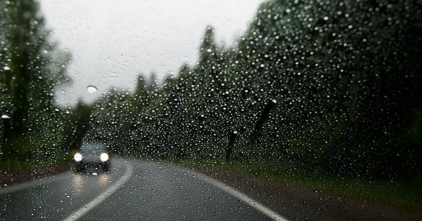 Ливень на дороге