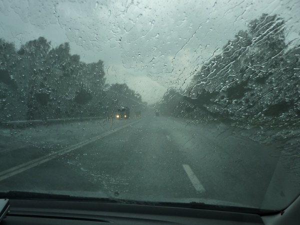 Дождь из окна машины