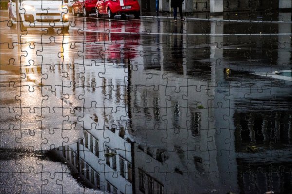 Лужи в городе на дорогах