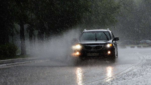 Машина едет в дождь