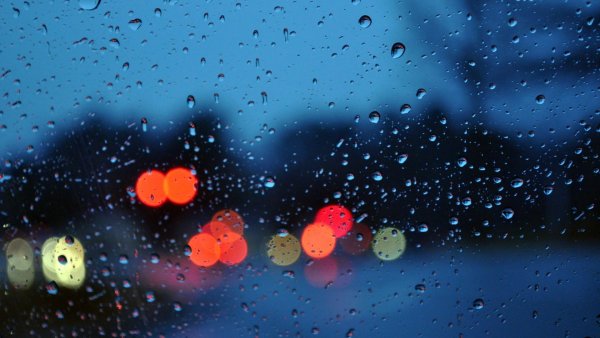 Капли дождя на экране