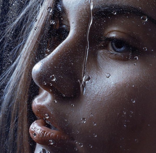 Девушка в слезах