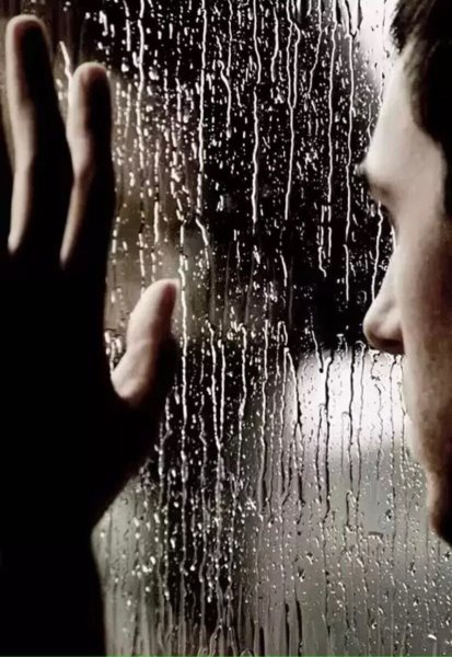 Человек у окна дождь